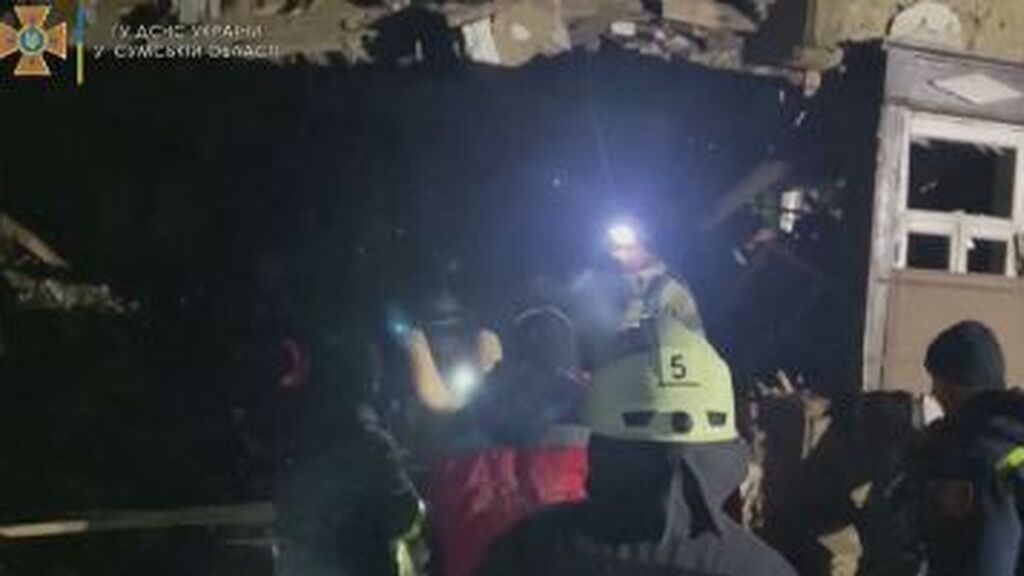Rescatan a un superviviente entre los escombros de un edificio bombardeado en Sumy