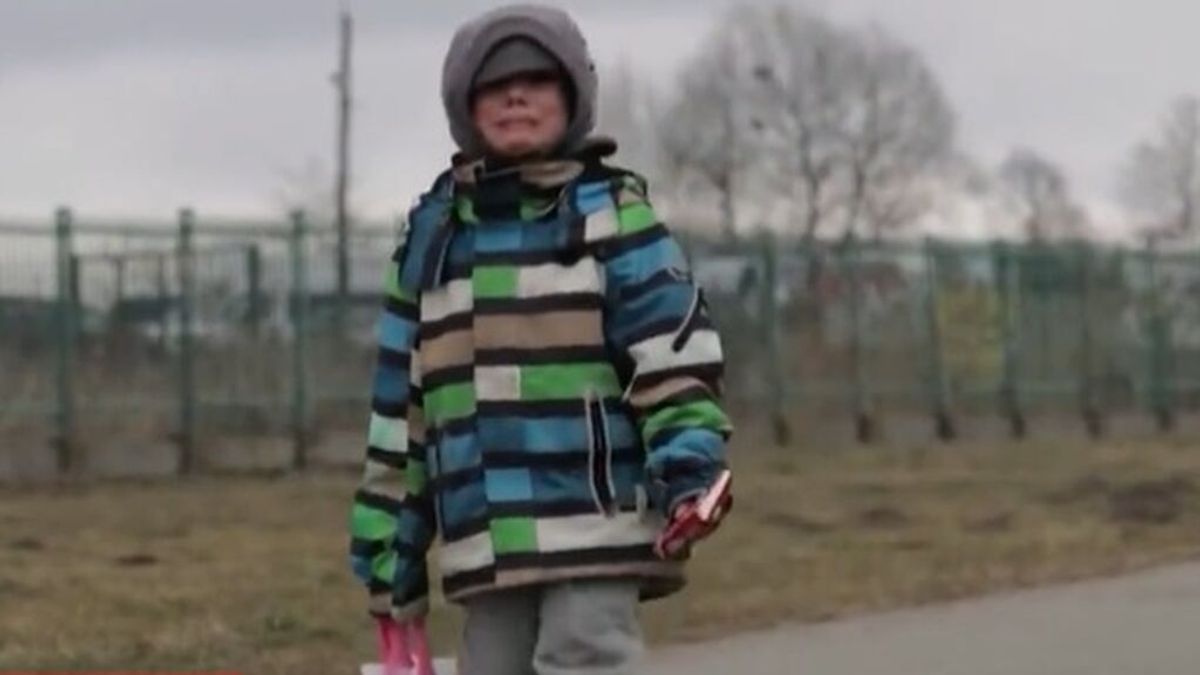El desgarrador vídeo de un niño llorando mientras camina para huir de la guerra de Ucrania