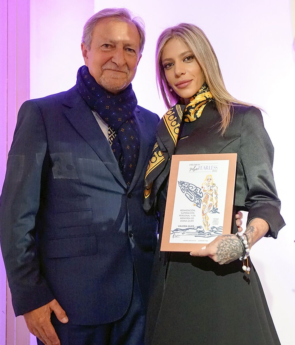 Paco Lobatón entregando el premio de Fearless a Valeria Quer