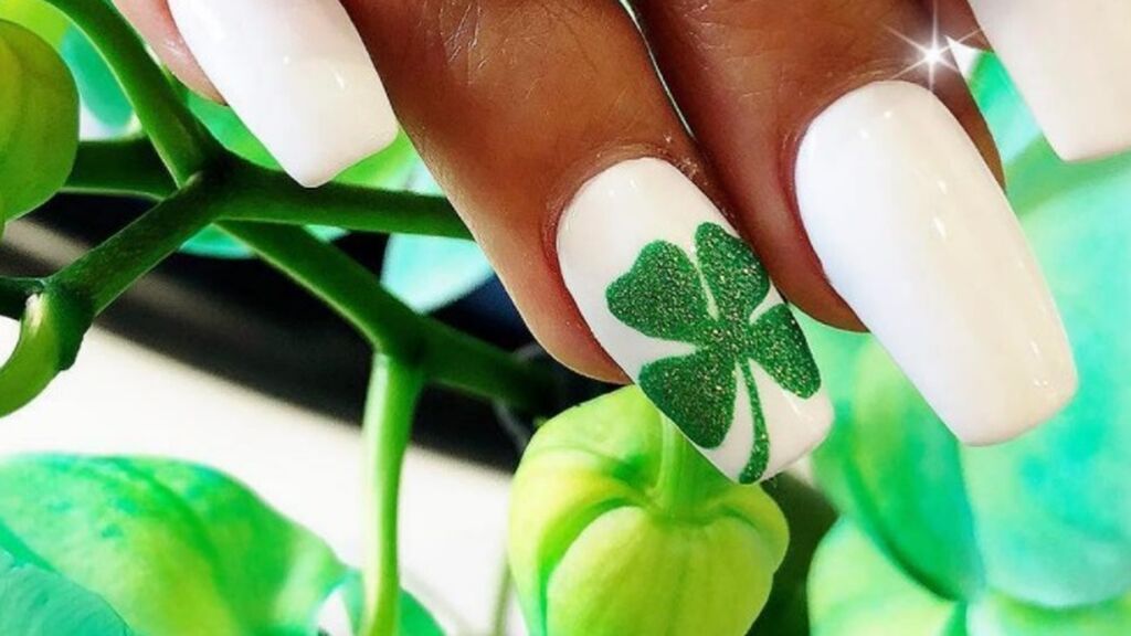 Nueve diseños de uñas para celebrar un St. Patrick's Day conjuntada