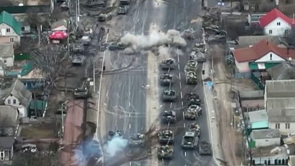 “El comandante ha muerto”: El audio de un convoy de tanques ruso arrasado por la resistencia ucraniana
