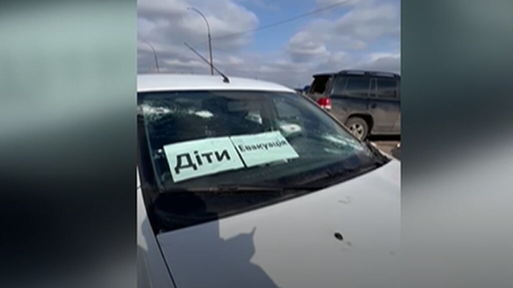 La extrema crueldad de los ataques rusos: disparan a coches que llevan el cartel de “evacuación de niños”