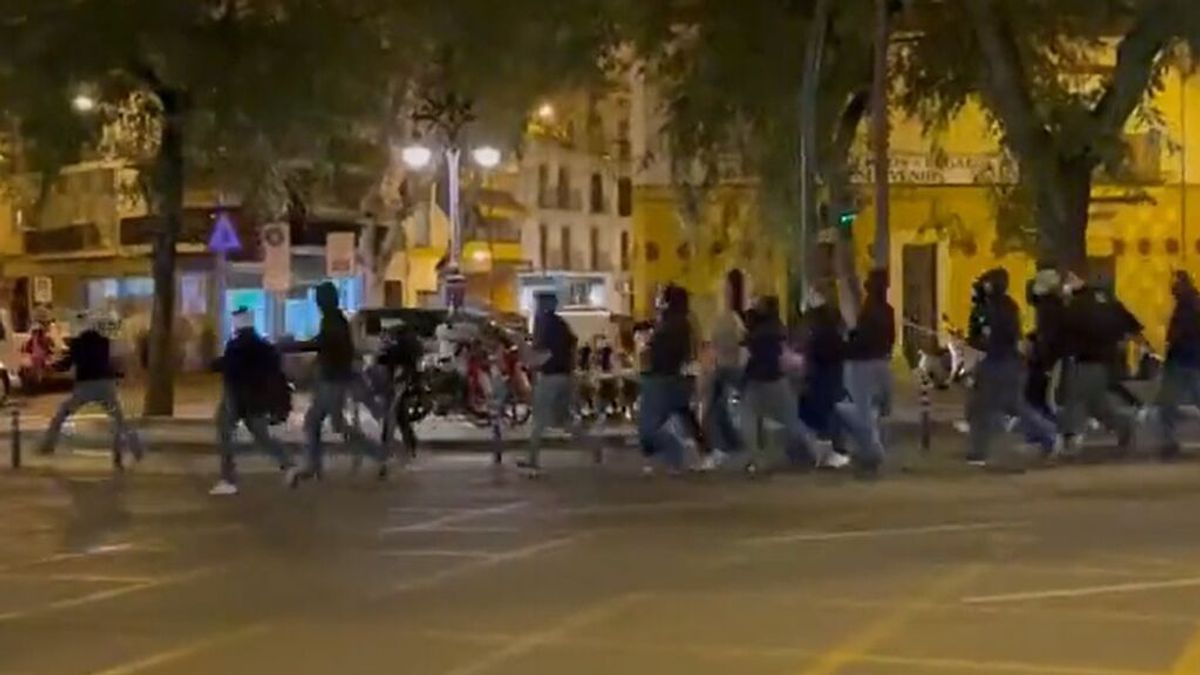 Batalla campal en Sevilla entre ultras ingleses y alemanes Batalla campal en Sevilla entre ultras ingleses y alemanes