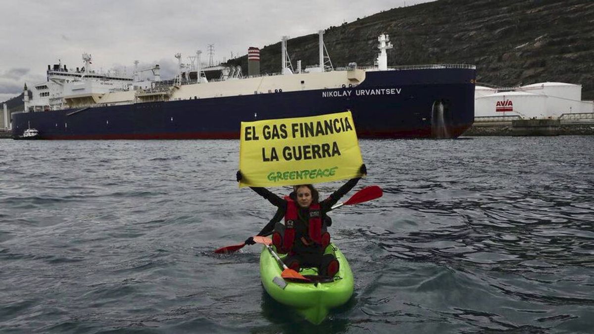 Greenpeace denuncia que el metanero de gas ruso en el puerto de Bilbao financia la guerra de Ucrania Greenpeace denuncia que el metanero de gas ruso en el puerto de Bilbao financia la guerra de Ucrania