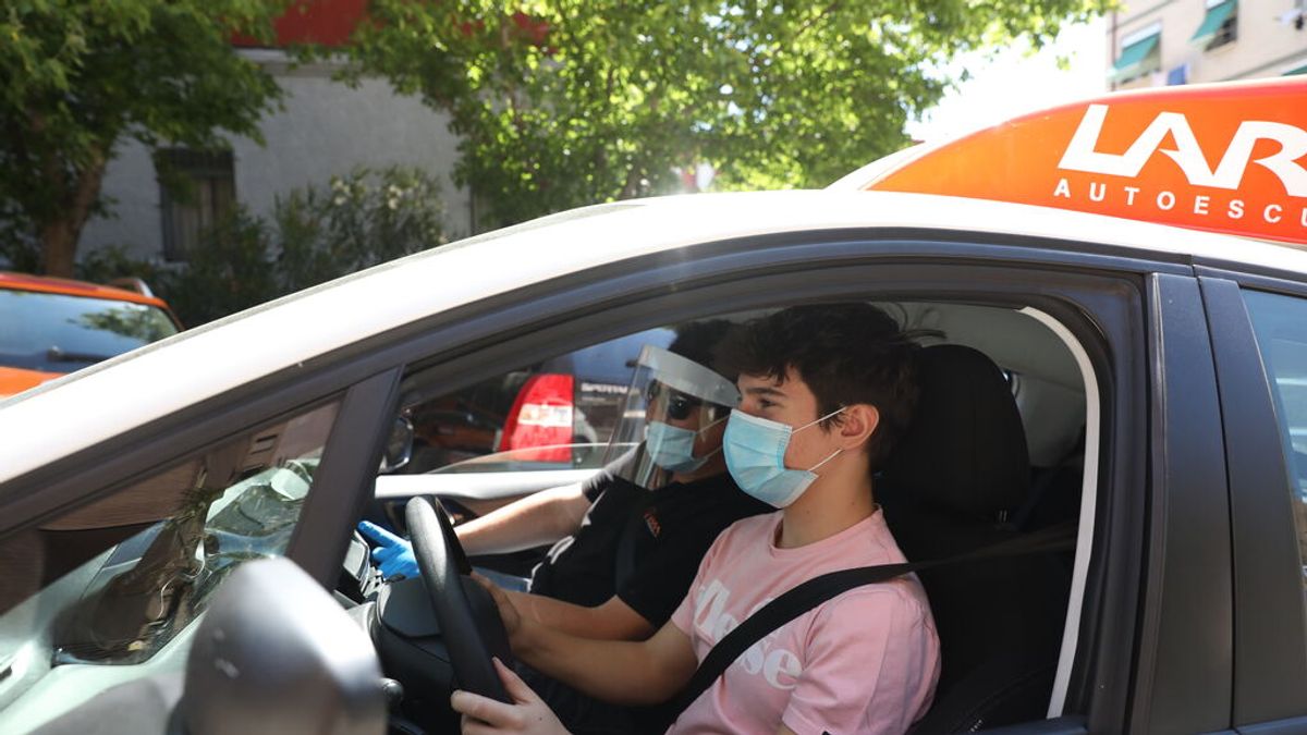 Autoescuelas avisan de que la subida del precio de la gasolina acabará repercutiendo en el del permiso de conducir Autoescuelas avisan de que la subida del precio de la gasolina acabará repercutiendo en el del permiso de conducir