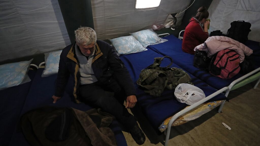 Desplazados de Mariúpol en un asentamiento en Donetsk