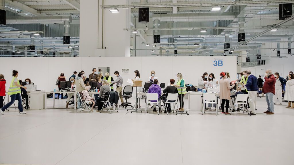 Varias personas refugiadas ucranianas, a su llegada al Hospital de Emergencias Enfermera Isabel Zendal