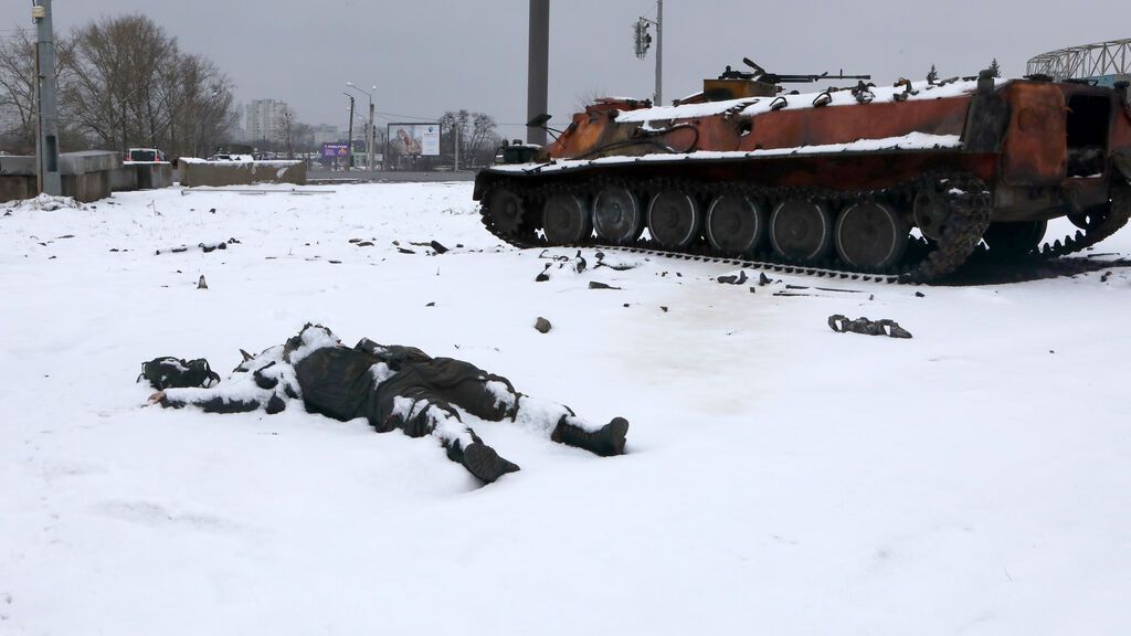 Cadáver junto a un blindado en Járkov