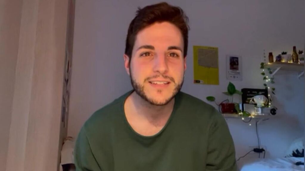 Carlos Blasco, enfermero de Can Ruti, publica el libro de humor 'Trincheras en la UCI'
