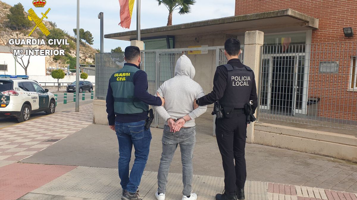 La Guardia Civil detiene a un hombre por 35 robos en viviendas en Tavernes de la Valldigna La Guardia Civil detiene a un hombre por 35 robos en viviendas en Tavernes de la Valldigna