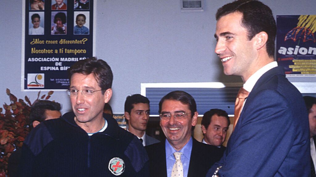 Echevarría, acompañado de Emilio Aragón, en una visita del entonces príncipe Felipe a Telecinco en 1999