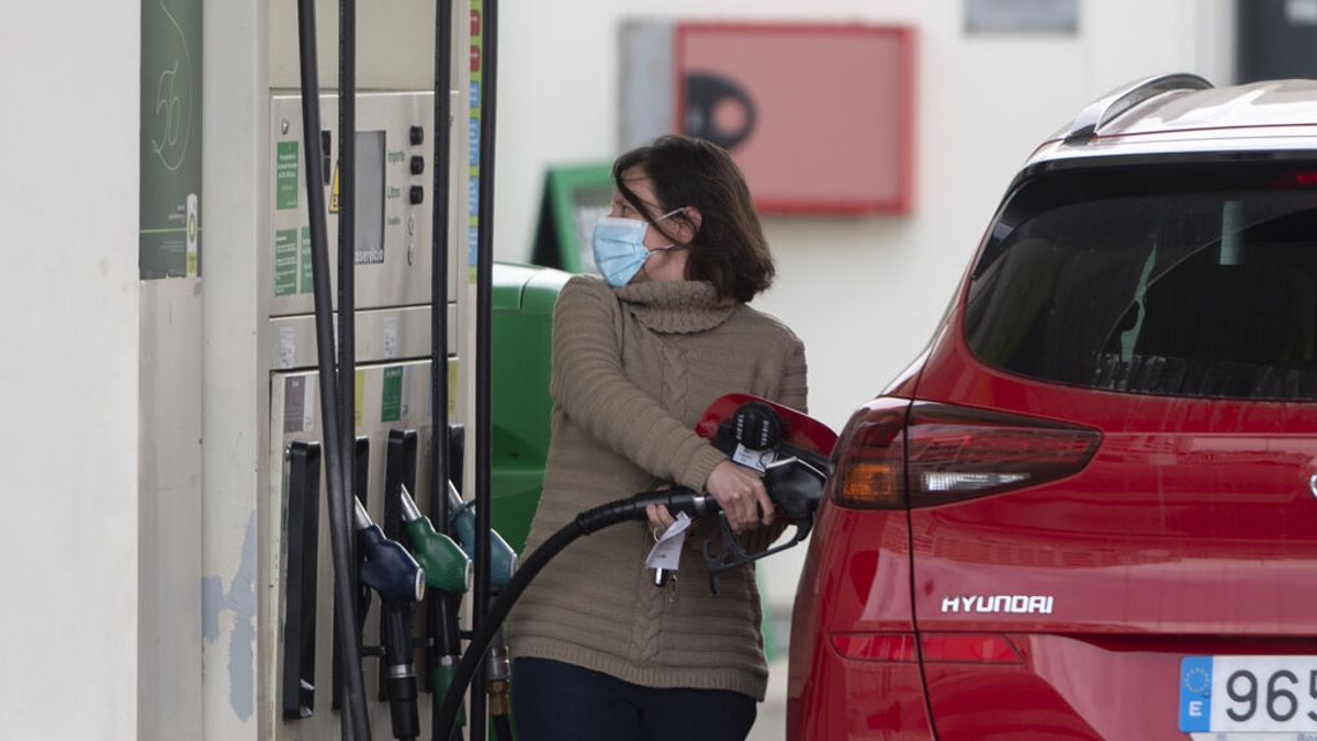 Largas colas en las gasolineras 'low cost' para llenar el depósito Largas colas en las gasolineras 'low cost' para llenar el depósito