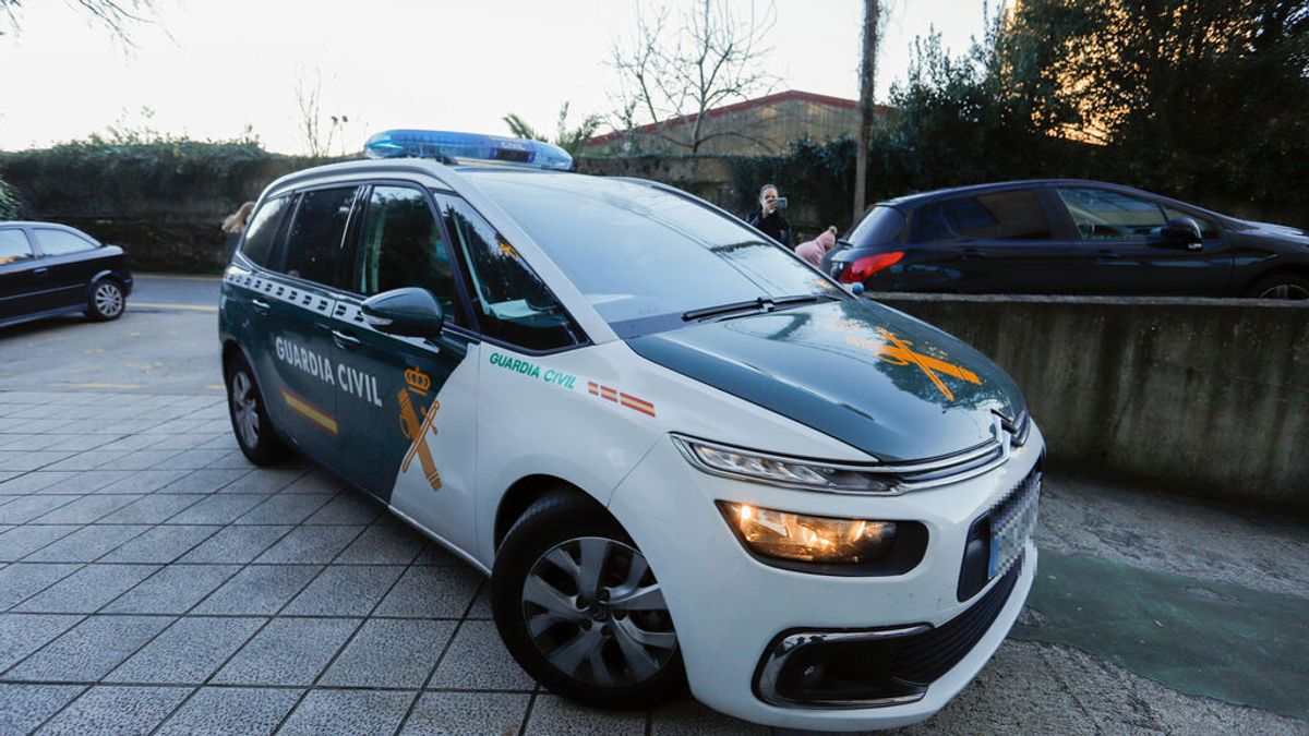Muere un hombre en Huelva tras caerle un tronco encima cuando estaba podando en una finca Muere un hombre en Huelva tras caerle un tronco encima cuando estaba podando en una finca
