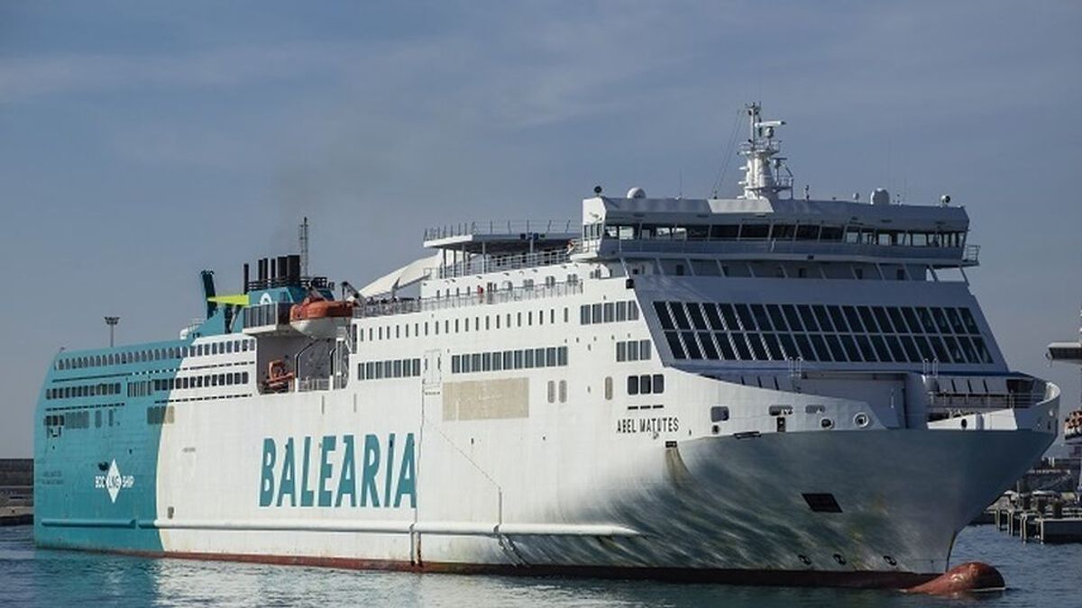 El barco que realiza la ruta Málaga-Melilla de Balearia choca contra un portacontenedor en alta mar