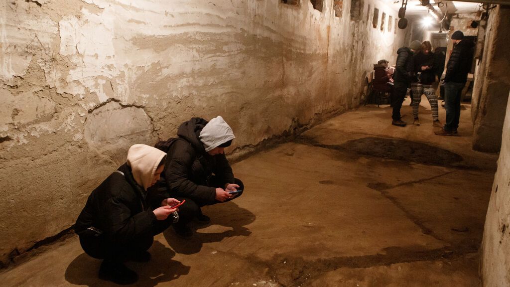EuropaPress_4310531_12_march_2022_ukraine_uzhhorod_two_persons_squat_on_their_haunches_while