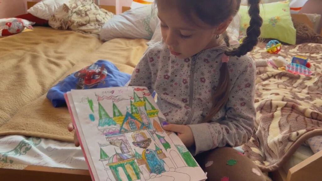 Milana dibuja a su papá que está en el frente: "Lo extrañamos"