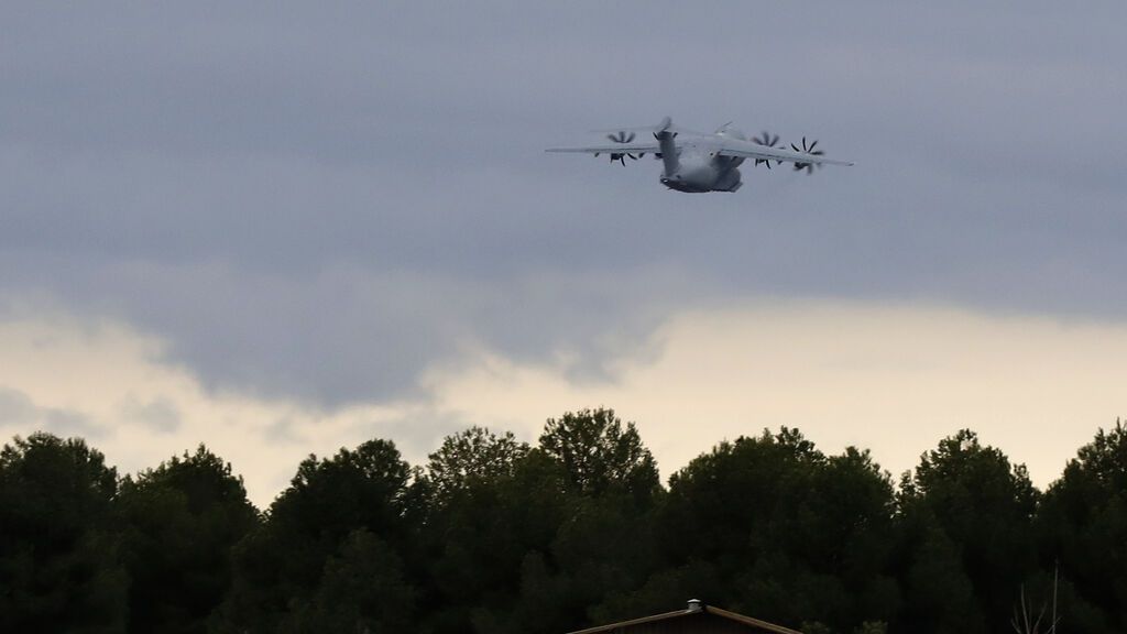 EuropaPress_4290187_aviones_ejercito_aire_salida_base_aerea_llanos_recoger_cargamento_armas