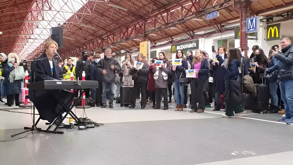 Tom Odell canta en la estación de tren de Bucarest 'Another Love', himno de la resistencia en Ucrania