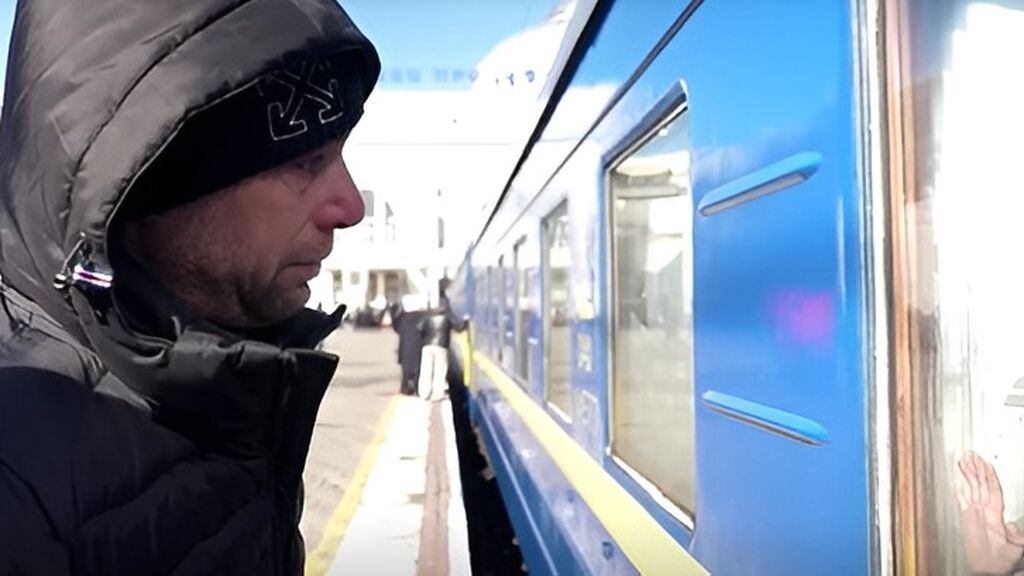 Un padre llora ante su hijo y otras escenas de despedida en Odesa, 'la Perla del Mar Negro' bajo asedio ruso