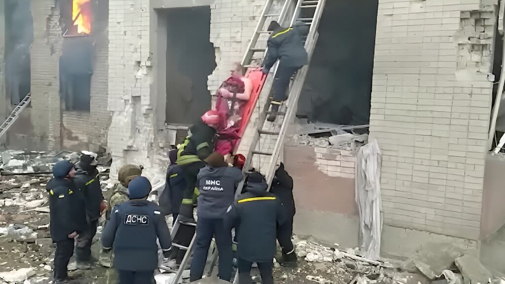 Bomberos rescatan a los residentes de un edificio en llamas tras un bombardeo ruso en Chernígov