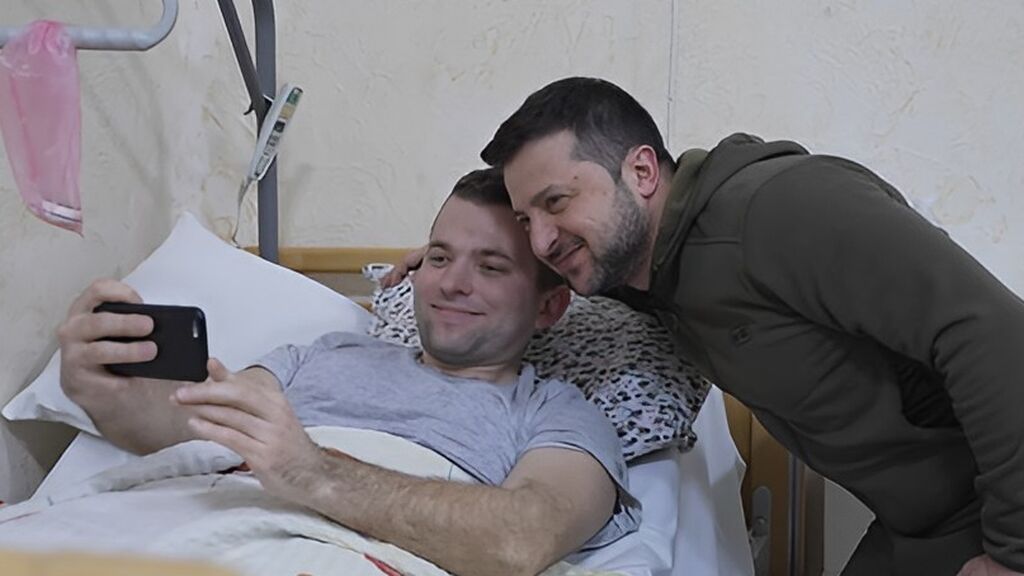 Zelenski visita a los soldados heridos en el hospital