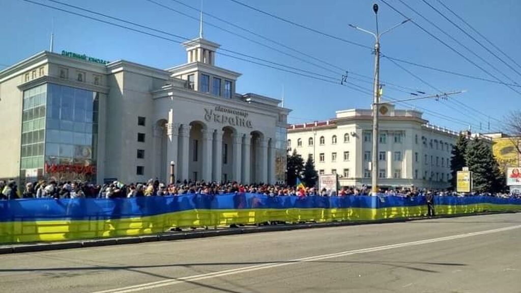 Los habitantes de Jersón protestan ante las tropas rusas desafiando la ocupación