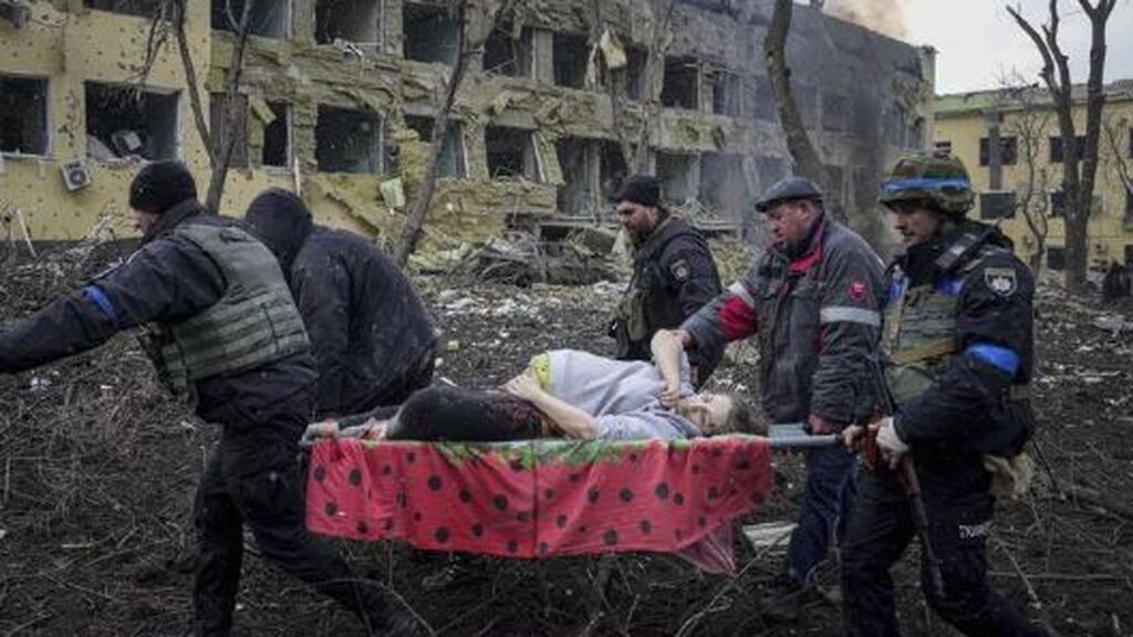 Muere una embarazada y su bebé bajo las bombas rusas en Mariúpol