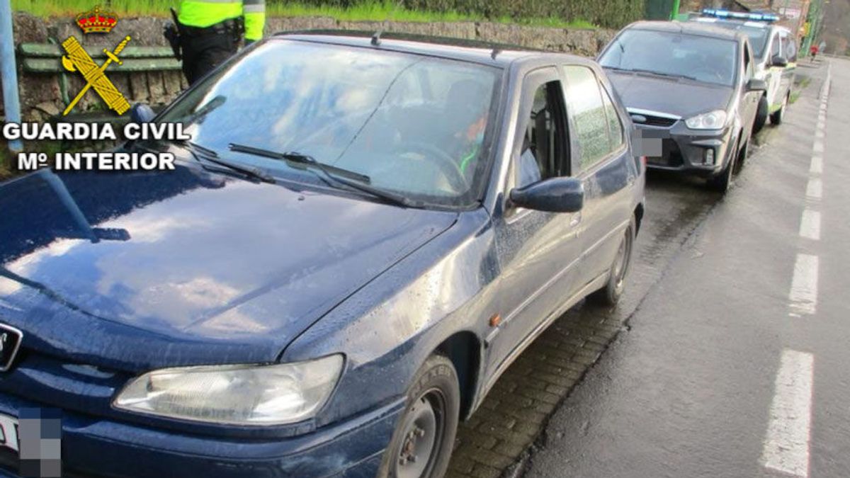 Un conductor de A Estrada cuadriplica la tasa de alcohol, se da a la fuga y sufre dos accidentes Un conductor de A Estrada cuadriplica la tasa de alcohol, se da a la fuga y sufre dos accidentes