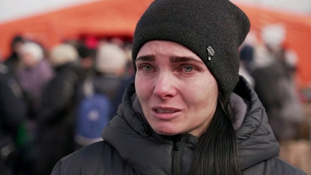 Las lágrimas de una ucraniana tras salir del país con su hijo: "Los rusos están cometiendo atrocidades"