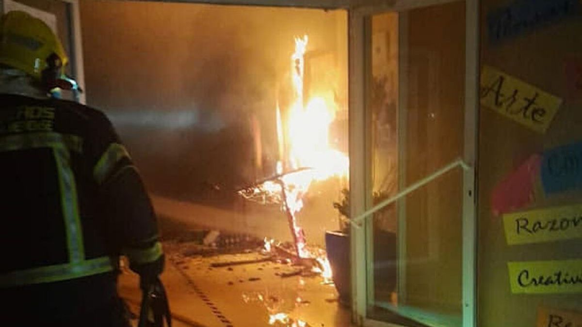El Ayuntamiento de Garrucha pide ayuda para dar con los autores que prendieron fuego a su instituto El Ayuntamiento de Garrucha pide ayuda para dar con los autores que prendieron fuego a su instituto