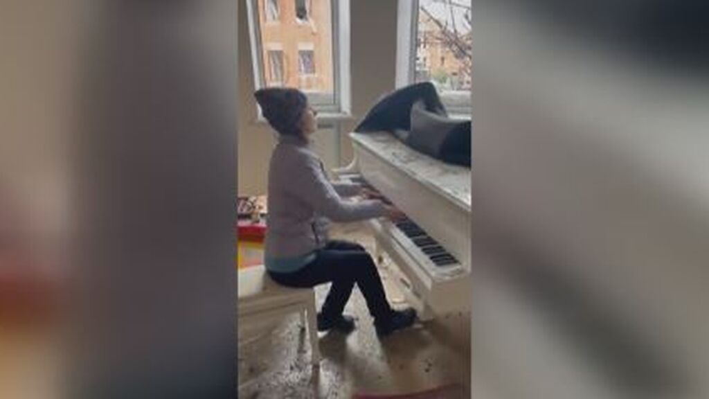 Una mujer se despide de su casa bombardeada tocando su piano por última vez