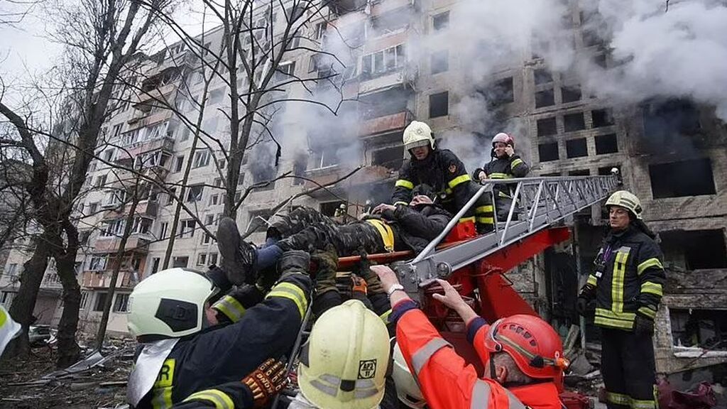 El Ejército de Rusia bombardea un edificio residencial en Kiev, matando al menos a dos personas