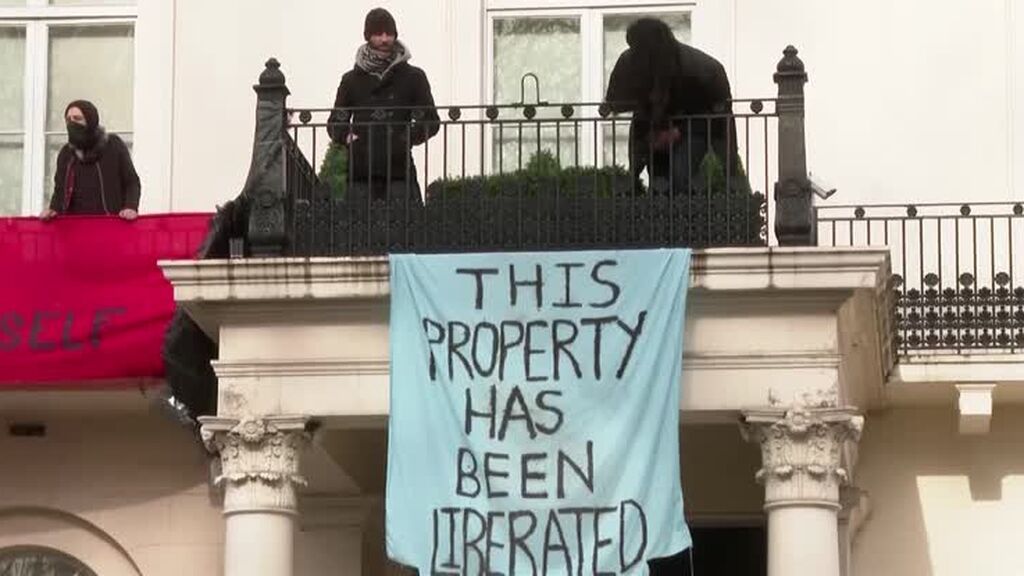 Ocupan la mansión de un oligarca ruso en Londres y cuelgan la bandera ucraniana