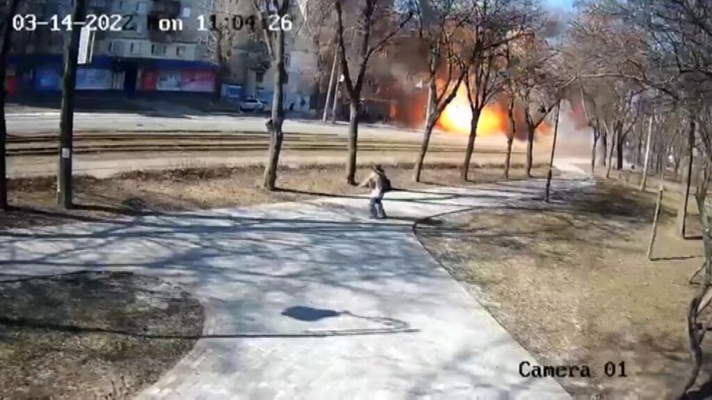 Una cámara de seguridad graba cómo un misil cae cerca de una persona en Kiev
