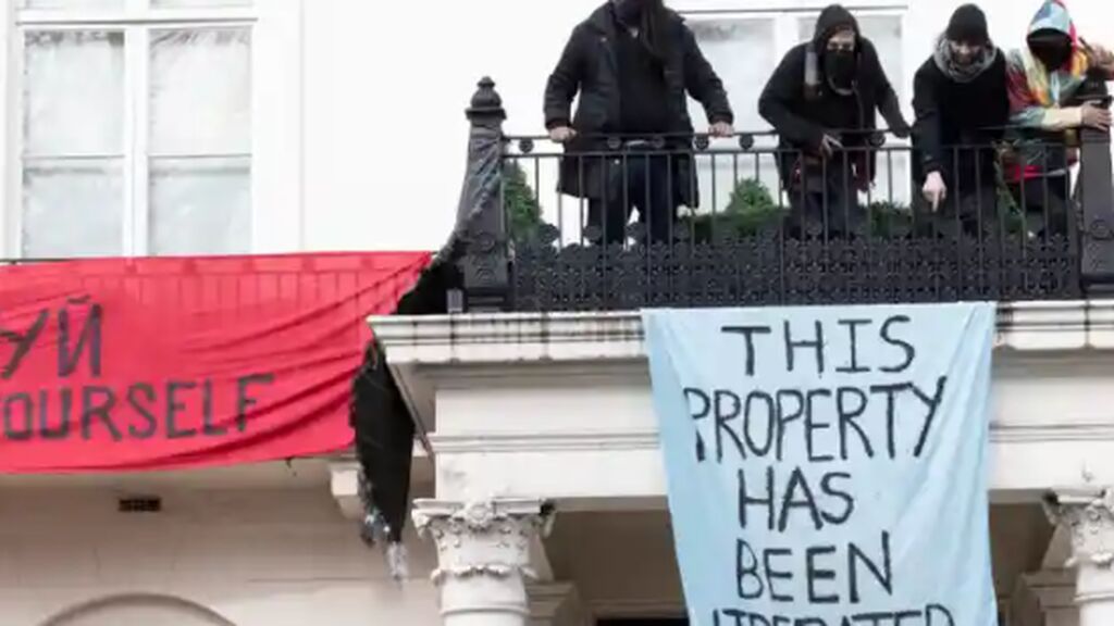 Okupan en Londres la mansión del multimillonario ruso Oleg Deripaska: "Tú ocupas Ucrania, nosotros tu casa"