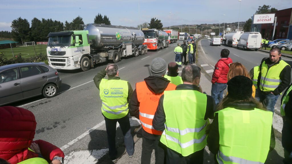 Varios transportistas participan en una huelga indefinida del transporte de mercancías, en el Polígono de O Ceao, a 14 de marzo de 2022, en Lugo, Pontevedra (España)