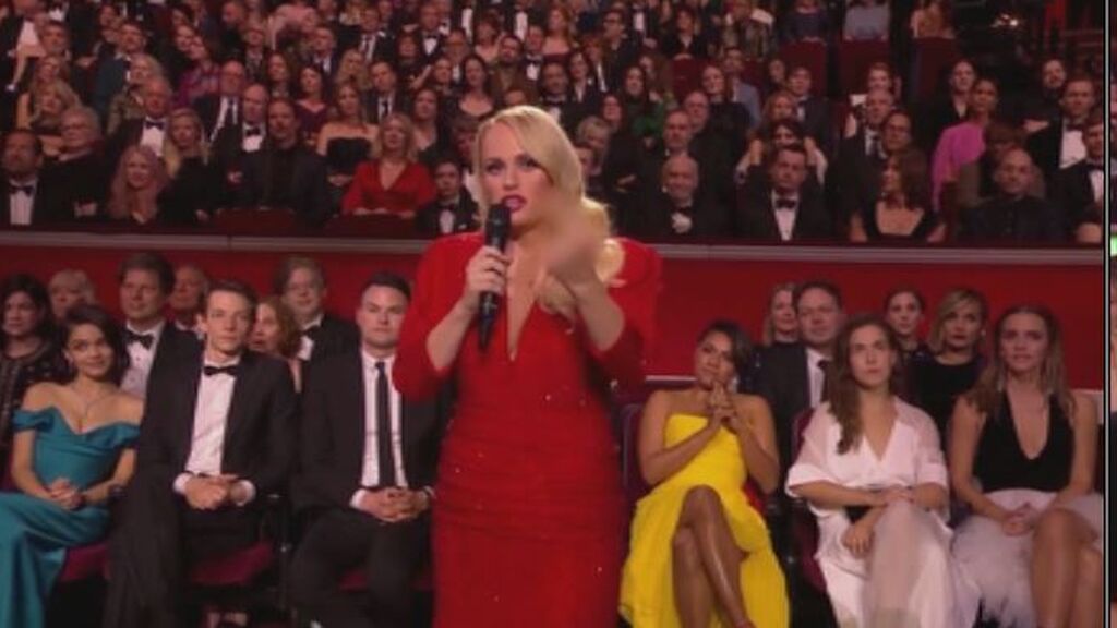 La actriz Rebel Wilson le hace la 'peineta' a Putin durante los premios Bafta