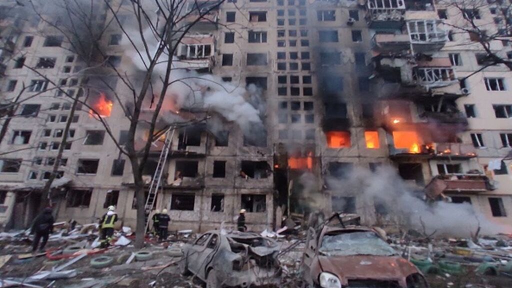 Un proyectil ruso impacta contra un edificio residencial en Kiev