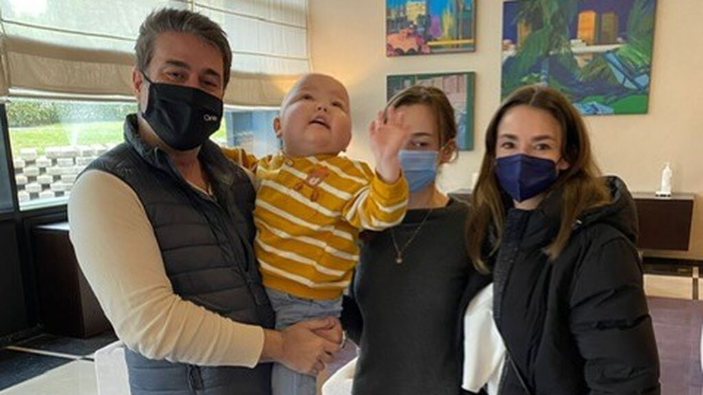 Gema, Iván, Mykita y su madre, Yana, a su llegada a Madrid