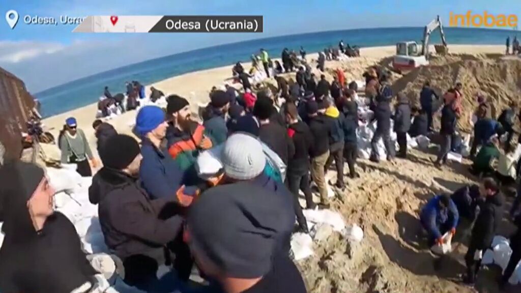 Odesa se prepara para el ataque definitivo: sus ciudadanos arman bolsas de arena en la playa para protegerse
