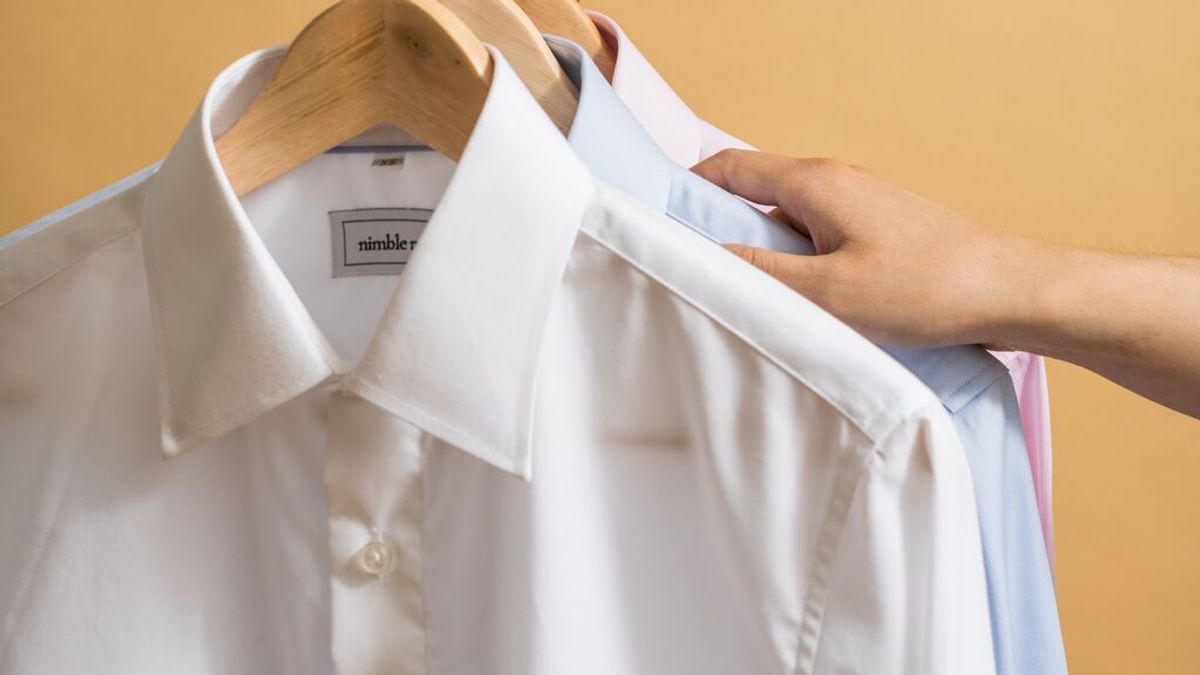¿Por qué hombres y mujeres llevan los botones de las camisas en lados distintos?