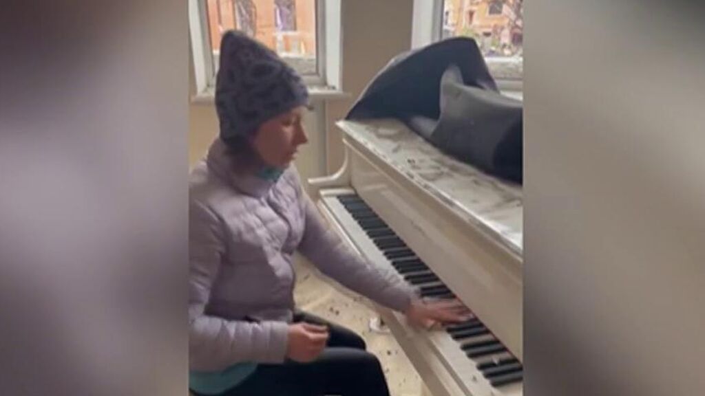 Irina Maniukina, la mujer que toca el piano en su casa de Kiev reducida a escombros por las bombas