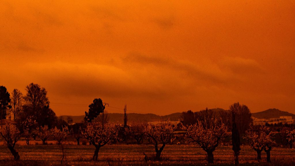 Los cielos se tiñen de naranja en toda España por la calima: las imágenes más impactantes