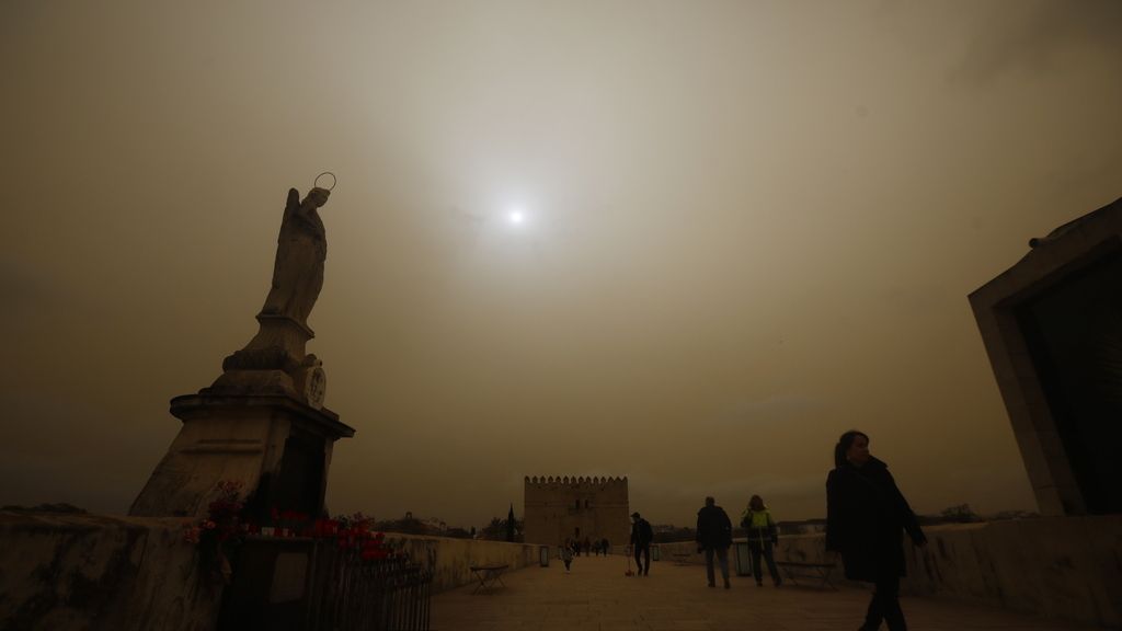 Los cielos se tiñen de naranja en toda España por la calima: las imágenes más impactantes