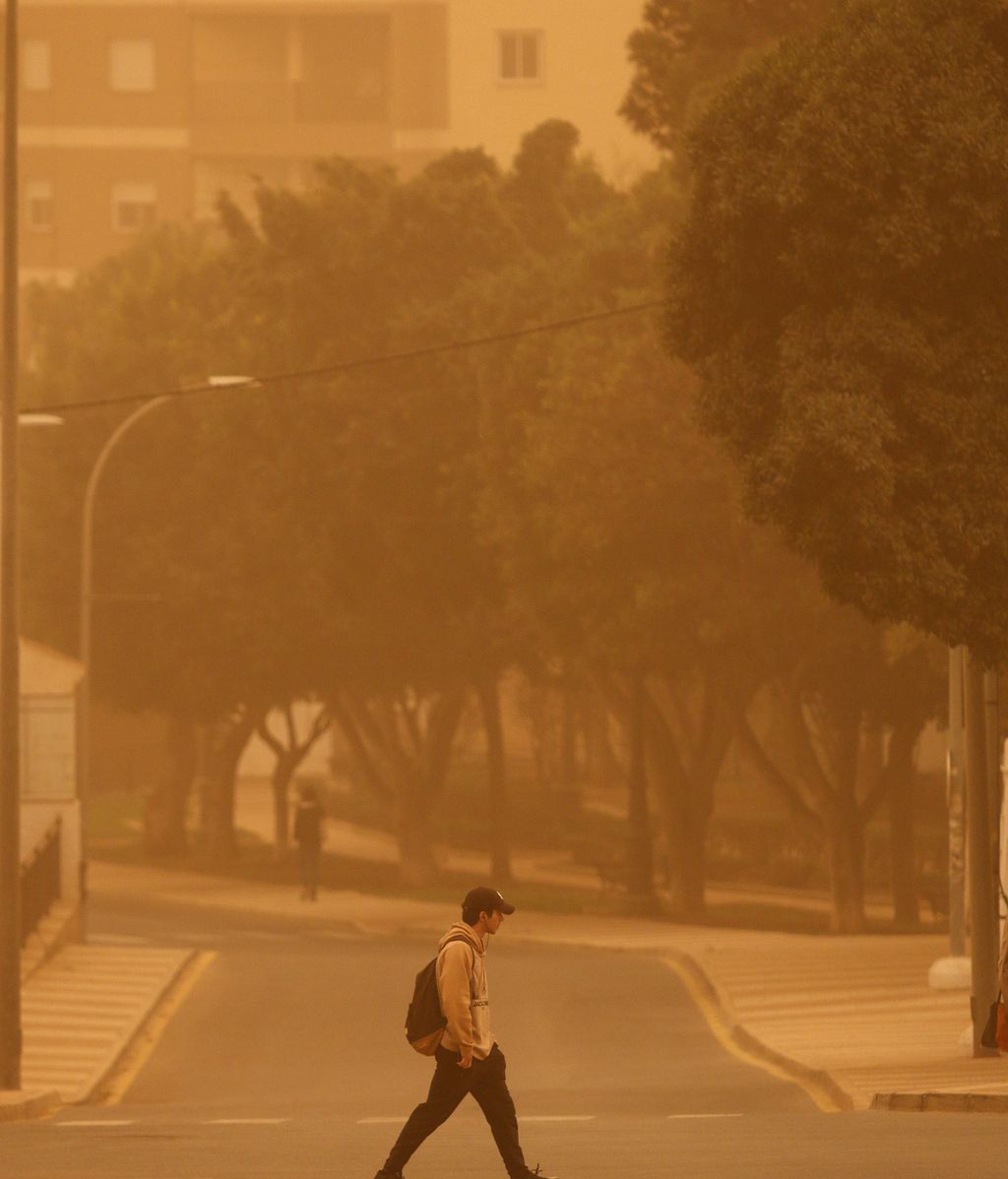 Los cielos se tiñen de naranja en toda España por la calima: las imágenes más impactantes
