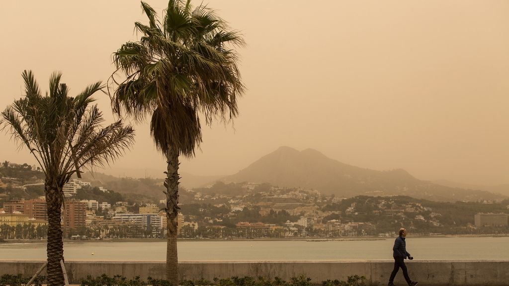 Los cielos se tiñen de naranja en toda España por la calima: las imágenes más impactantes