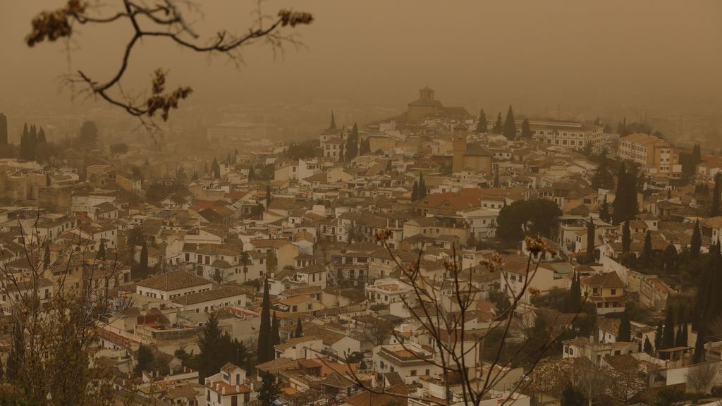 Los cielos se tiñen de naranja en toda España por la calima: las imágenes más impactantes