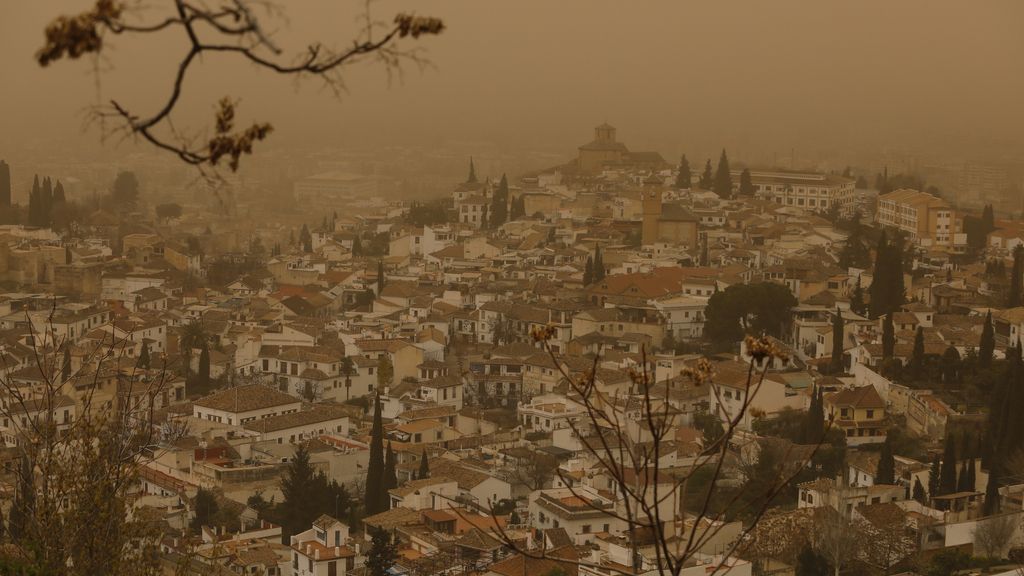 Los cielos se tiñen de naranja en toda España por la calima: las imágenes más impactantes