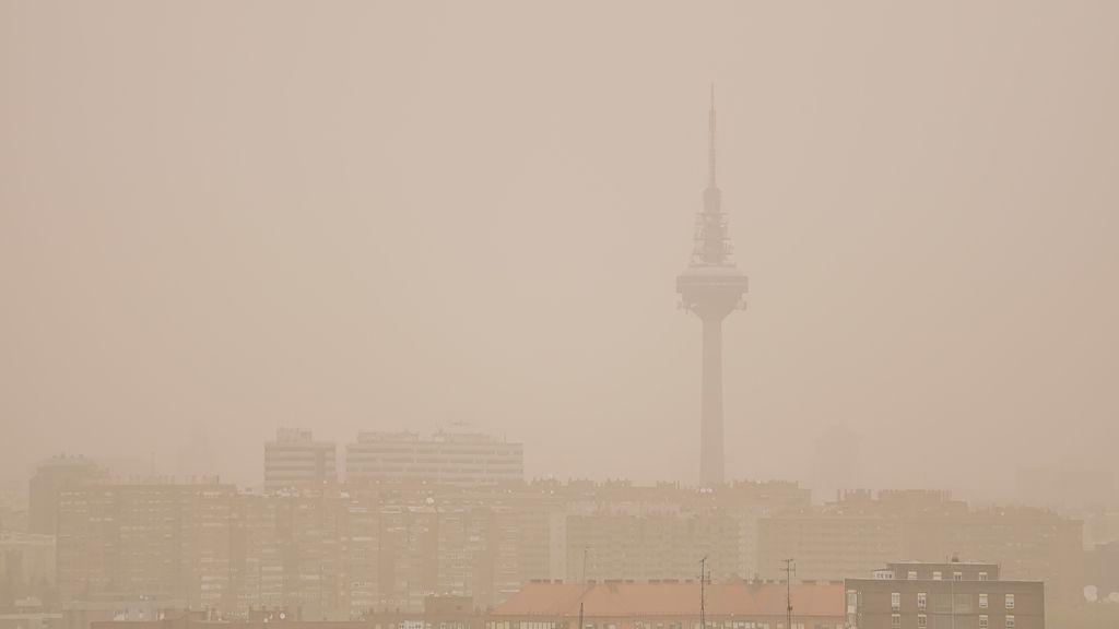 Los cielos se tiñen de naranja en toda España por la calima: las imágenes más impactantes