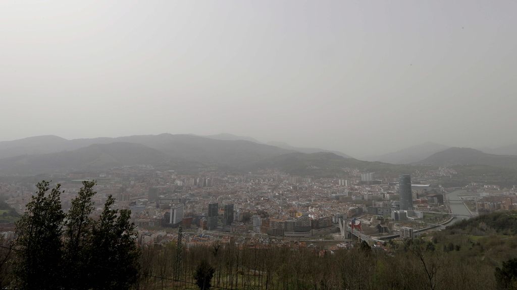 Los cielos se tiñen de naranja en toda España por la calima: las imágenes más impactantes
